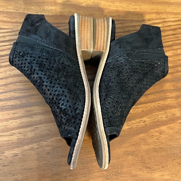 Sofft Natesa Black Shimmer Leather Sandals - Picture 6 of 11